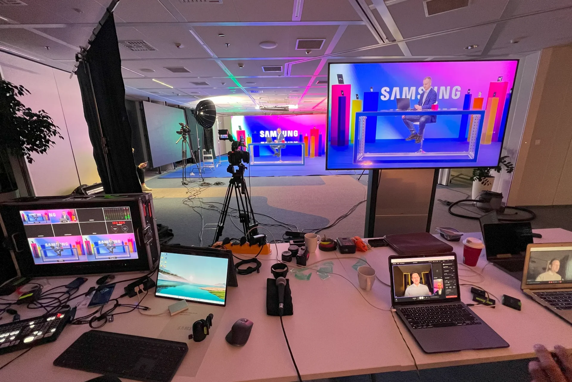 Packshot – zdjęcie produktowe backstage z realizacji eventu Samsung, studio nagraniowe i sprzęt multimedialny | Packshot Warszawa
